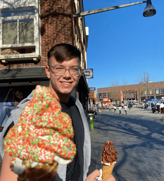 Klant met softijs op straat in Enschede